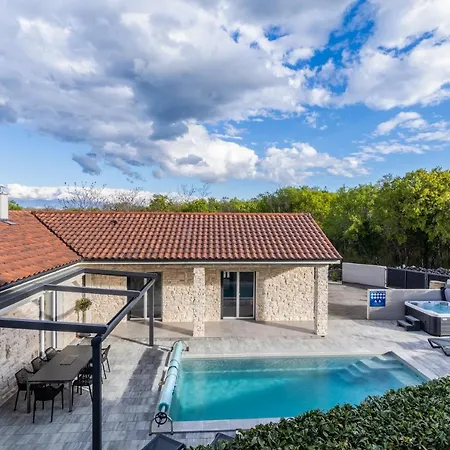 Larra Villa Gostinjac
