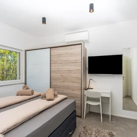 فيلة Larra Gostinjac